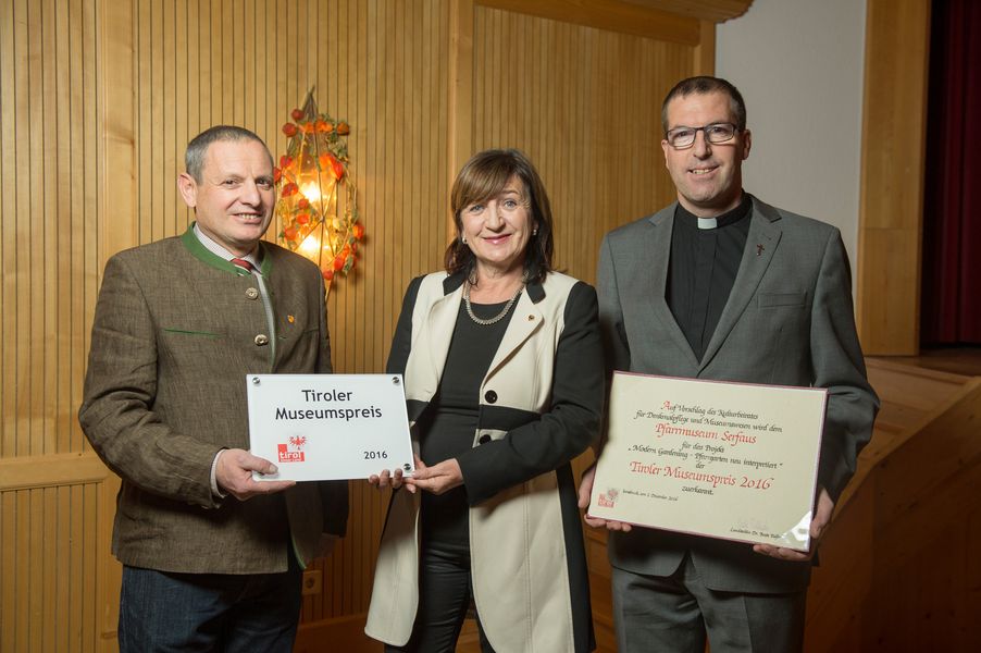 Bgm von Serfaus Paul Greiter, Kulturlandesrätin Beate Palfrader und Pfarrer Willi Pfurtscheller (v.li.) bei der Verleihung des Tiroler Museumspreises 2016 in Serfaus.